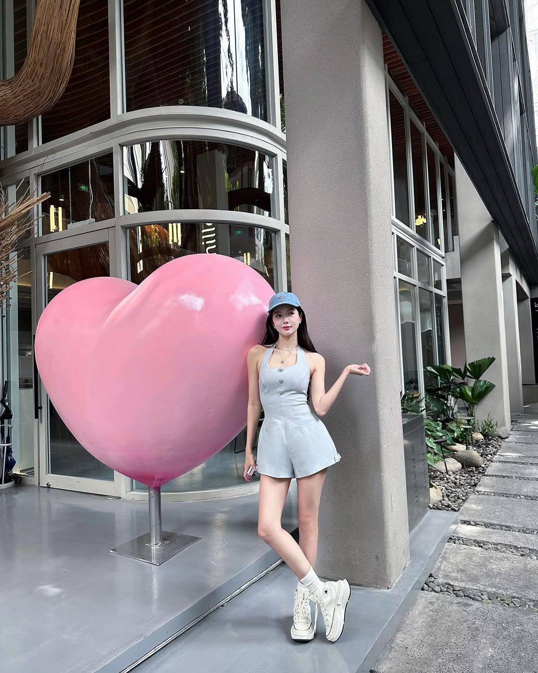 "Valentine season" (Mùa Lễ tình nhân) - mới đây cô nàng Đỗ Yên Đan vừa đăng tải dòng trạng thái trên trang cá nhân kèm loạt ảnh chào Valentine ngọt ngào.