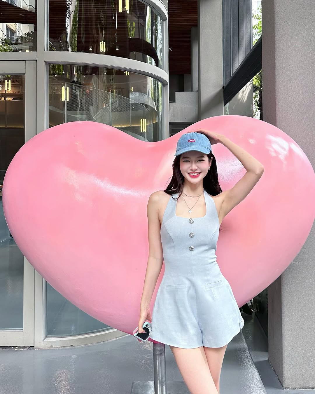 Thân hình mảnh mai cùng nụ cười tỏa nắng của cô nàng đốn tim người đối diện.