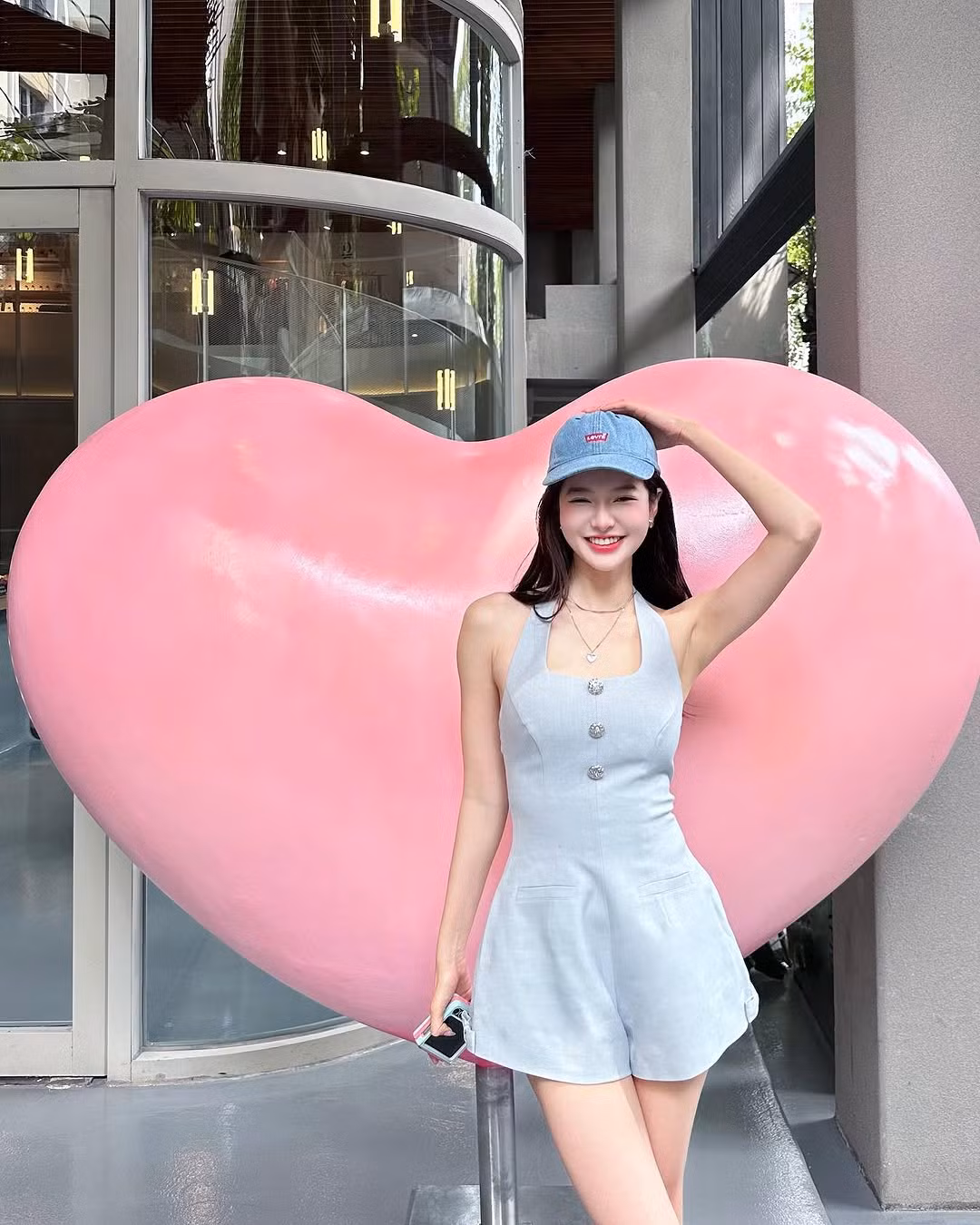 Thân hình mảnh mai cùng nụ cười tỏa nắng của cô nàng đốn tim người đối diện.