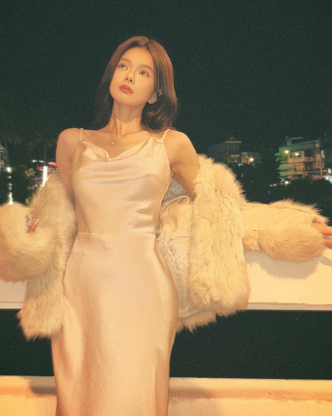 Cô nàng được biết đến nhiều hơn với công chúng khi dấn thân vào lĩnh vực diễn xuất khi đảm nhận vai phụ trong bộ phim đình đám "Đi giữa trời rực rỡ".