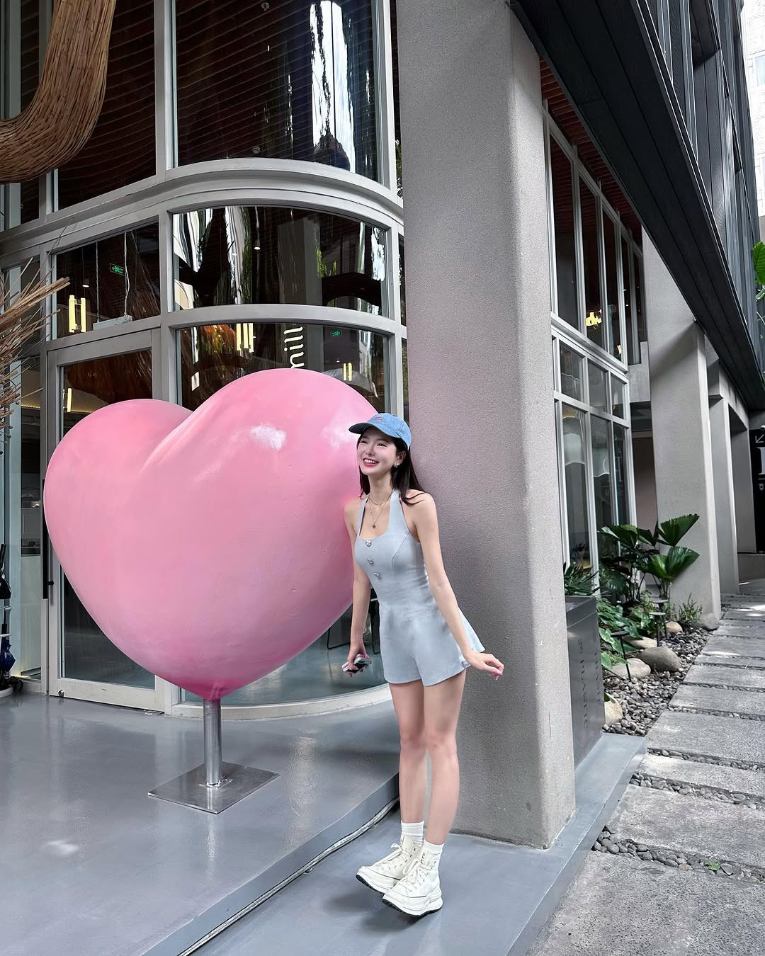 Trong loạt ảnh, cô nàng diện thiết kế jum màu xanh pastel nhẹ nhàng, kết hợp giày thể thao năng động.