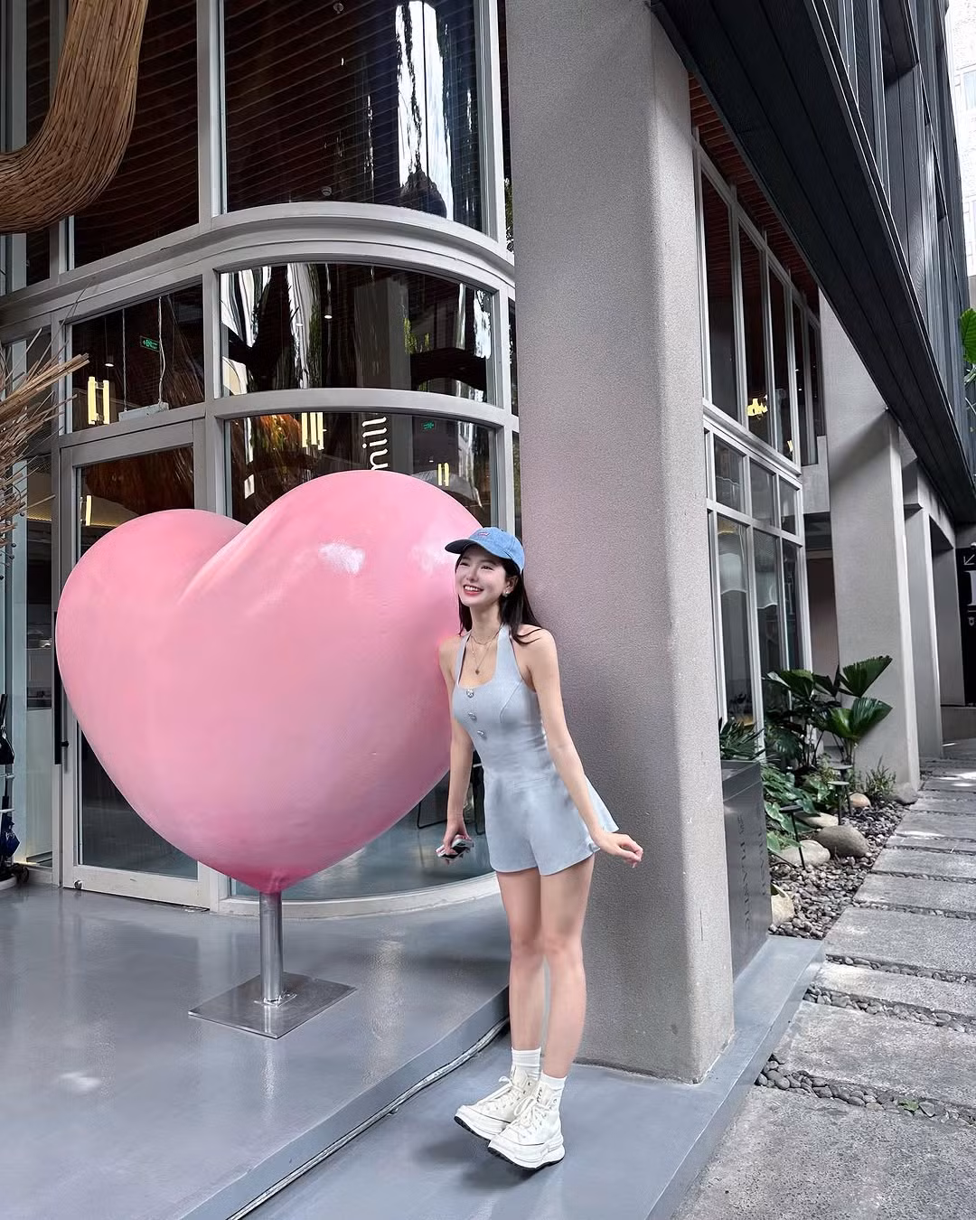 Trong loạt ảnh, cô nàng diện thiết kế jum màu xanh pastel nhẹ nhàng, kết hợp giày thể thao năng động.