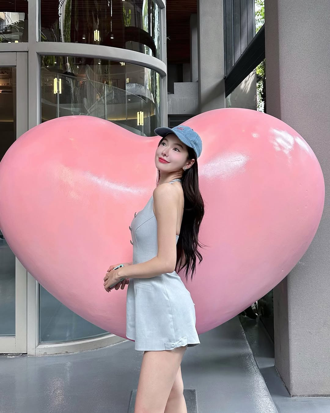 Người theo dõi của Yên Đan không ngừng xuýt xoa trước nhan sắc của cô nàng: "Xinh iu quá nàng ơi", "đẹp điên", "bả đẹp điên luôn a", "quá là xinh iu".