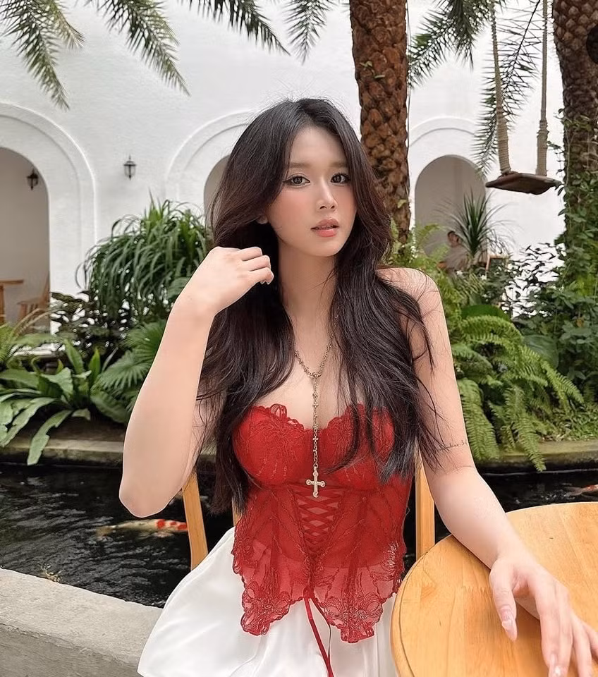 Cô nàng ưa diện những thiết kế nữ tính, gợi cảm một cách chừng mực.