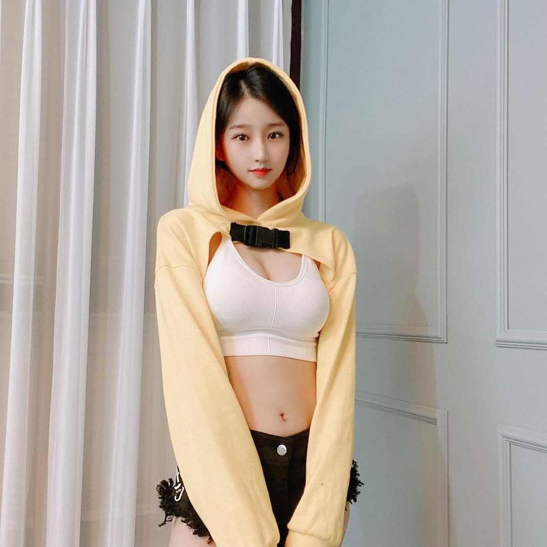 Dẫu vậy, có vẻ như cô nàng không mấy bận tâm đến những lời chỉ trích, dưới những video, cô nàng đều giữ im lặng trước những bình luận tiêu cực.