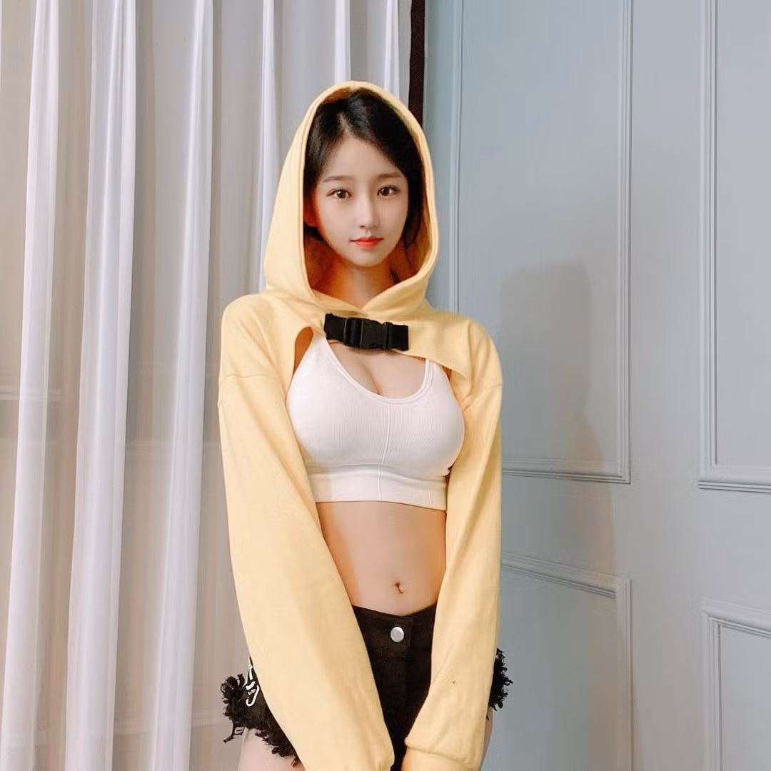 Dẫu vậy, có vẻ như cô nàng không mấy bận tâm đến những lời chỉ trích, dưới những video, cô nàng đều giữ im lặng trước những bình luận tiêu cực.