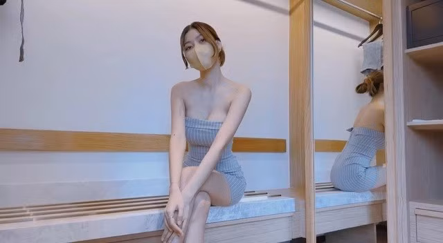 Theo đó, cô nàng này quay các video Lookbook theo phong cách táo bạo.