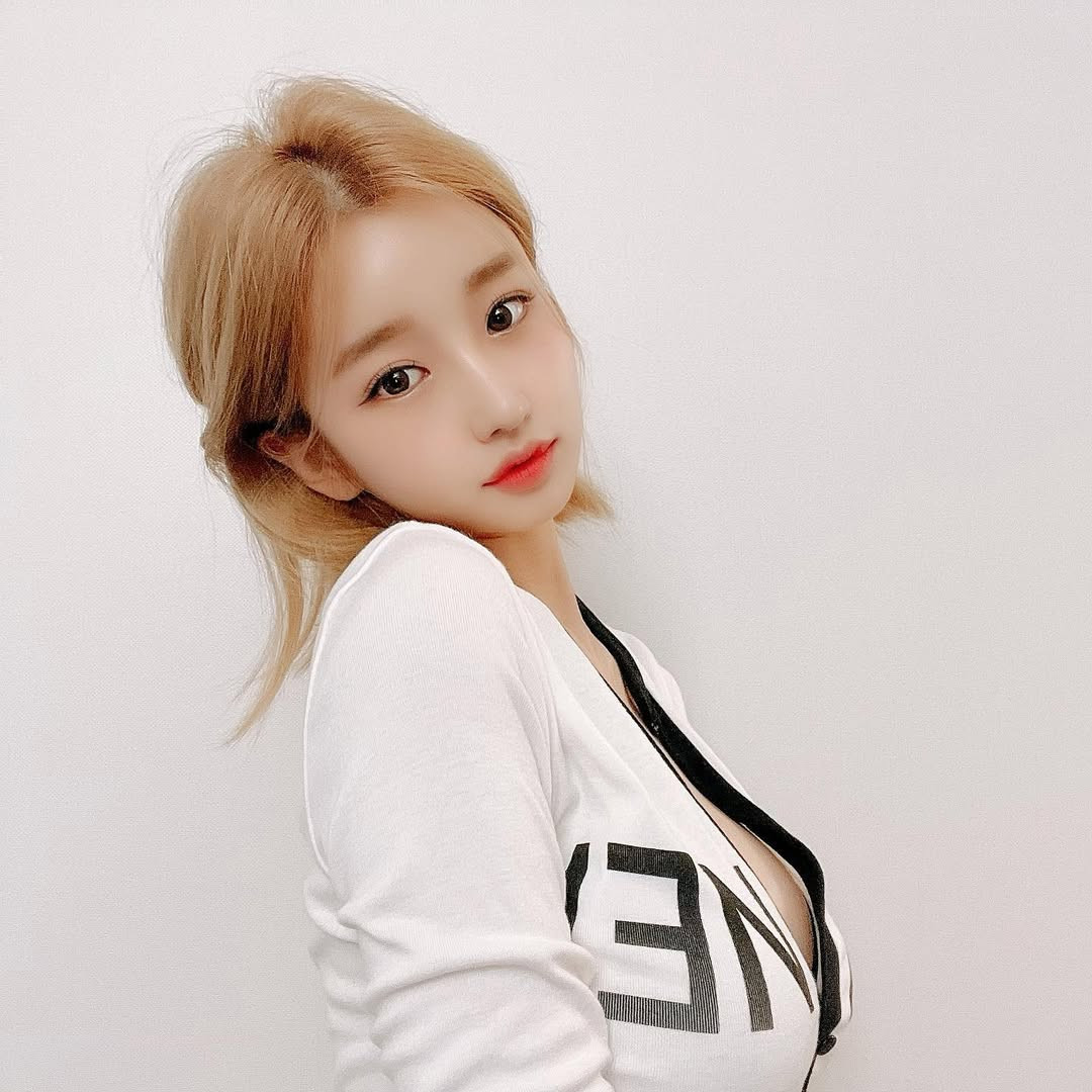 Seoah theo đuổi phong cách gợi cảm. Cô nàng này thường lựa chọn những trang phục có phần cắt xẻ gợi cảm phô diễn đường cong cơ thể.