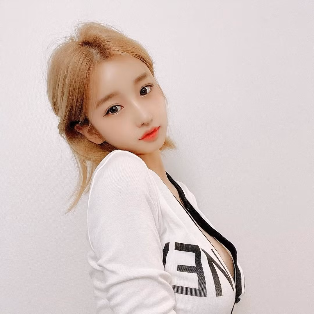 Seoah theo đuổi phong cách gợi cảm. Cô nàng này thường lựa chọn những trang phục có phần cắt xẻ gợi cảm phô diễn đường cong cơ thể.