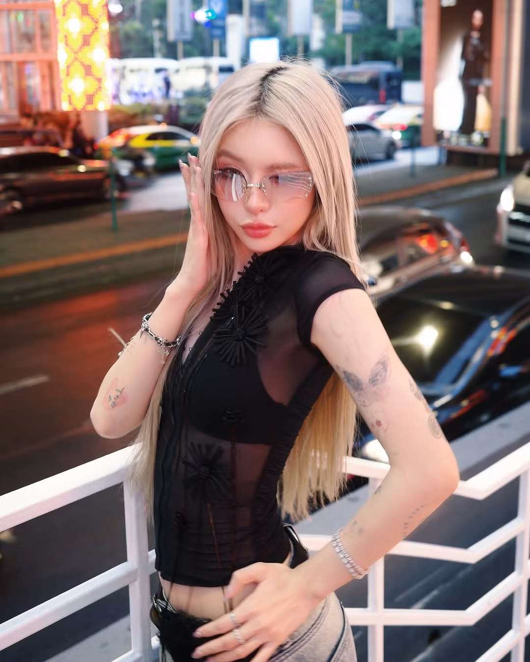 Nàng Tiktoker kết hợp với chiếc quần có phong cách khá bụi bặm.