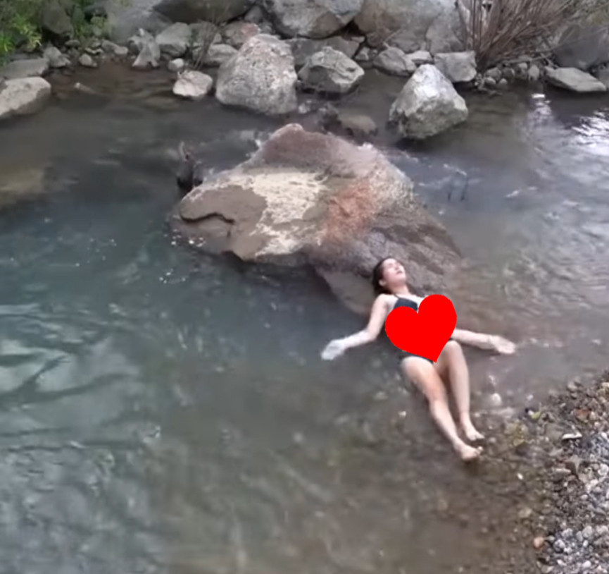 Thực tế, mô-típ này không hề mới. Trước đó, hàng loạt kênh Facebook, YouTube, TikTok cũng đã sử dụng cách thức tương tự: lồng ghép nội dung “sinh tồn”, “thử thách hoang dã” nhưng thực chất lại lợi dụng hình ảnh nữ giới để câu kéo sự chú ý.