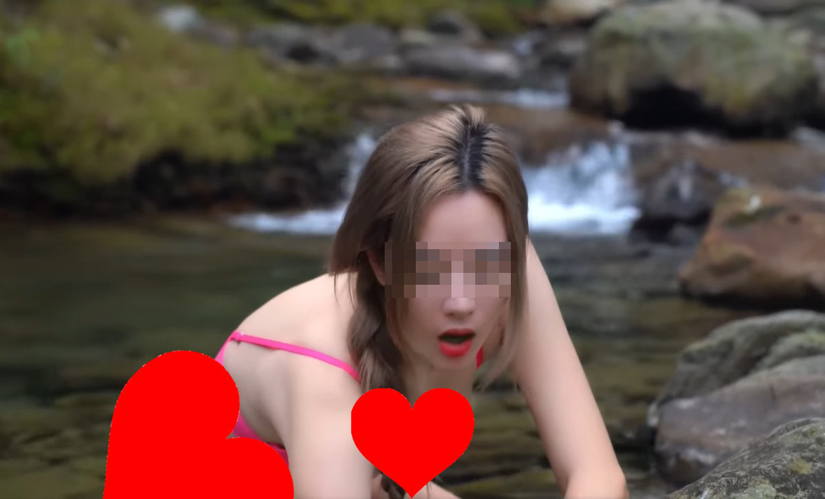 Nữ chính cố tình để lộ hình ảnh hớ hênh của mình trên video.