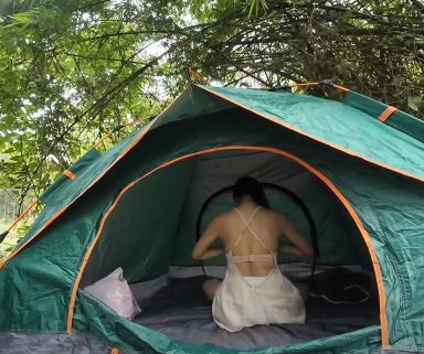 Có video bối cảnh thậm chí còn không phải là "rừng sâu" gì mà chỉ đơn giản là một nơi có khá nhiều cây cối, tương tự như ở các vùng quê.