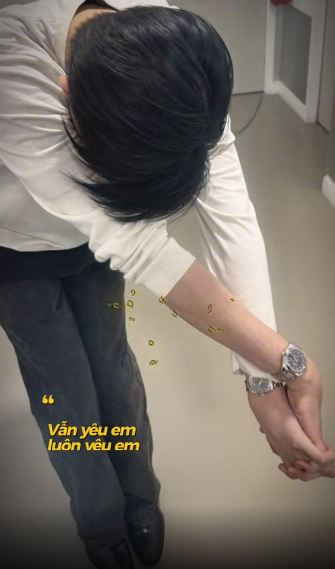 Song, chỉ vài giây sau khi chuyển cảnh, hình ảnh hai bàn tay nắm nhau thật ra đều là của Matthis. Thế nhưng nhiều người cho rằng hai bàn tay nắm lấy nhau ban đầu rõ ràng là của một nam một nữ, và đã đặt câu hỏi cho Matthis rằng anh có phải đã có người yêu mới hay không. Tuy nhiên Matthis giữ im lặng trước những thắc mắc đó.