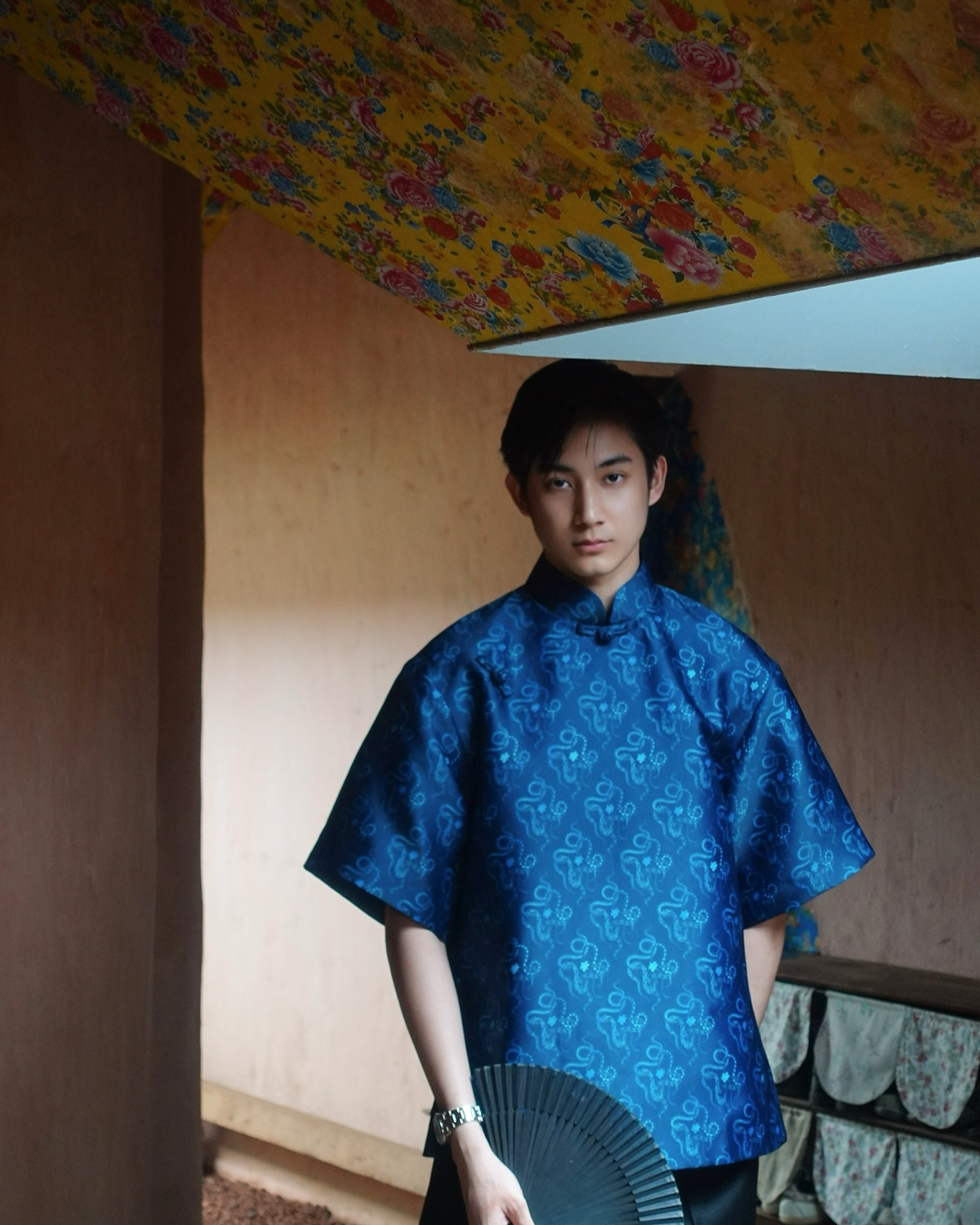 Anh thường xuyên đăng tải hình ảnh cá nhân, chia sẻ cảm xúc, công việc,... thu về lượng người hâm mộ đông đảo