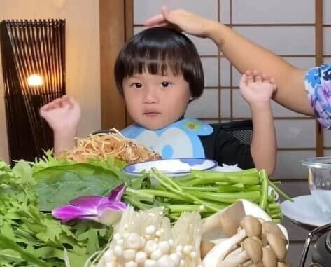 Thậm chí, cậu nhóc còn trắng trẻo dễ thương đến nỗi có người nhận nhầm là con gái.