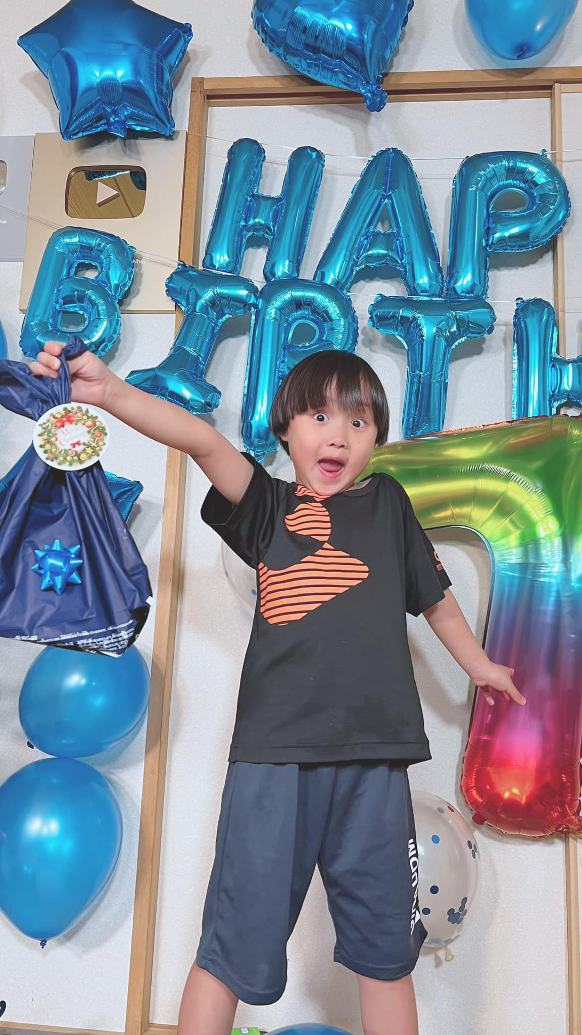 Cậu bé đã ít xuất hiện hơn trong các vlog của mẹ.