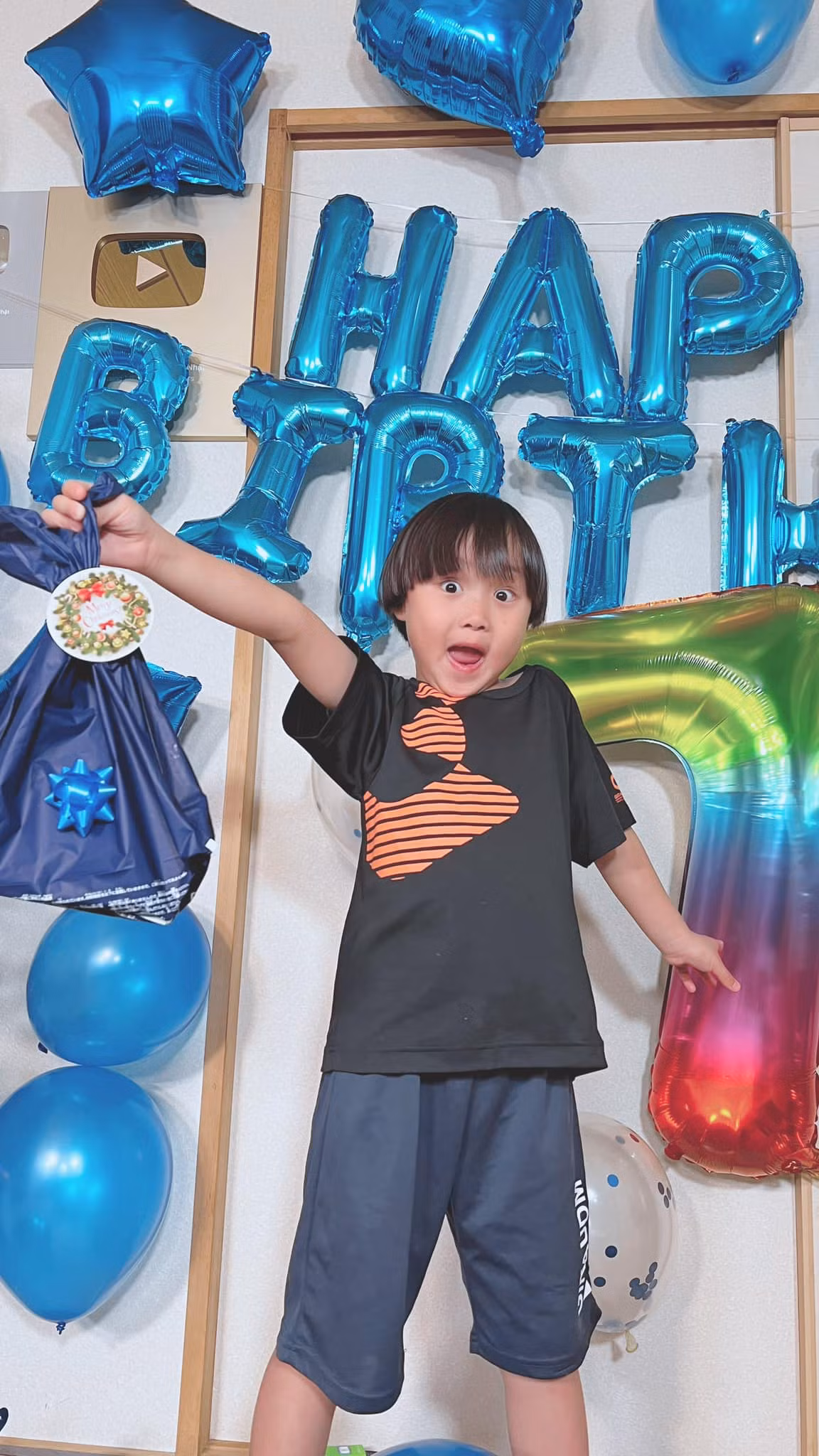 Cậu bé đã ít xuất hiện hơn trong các vlog của mẹ.