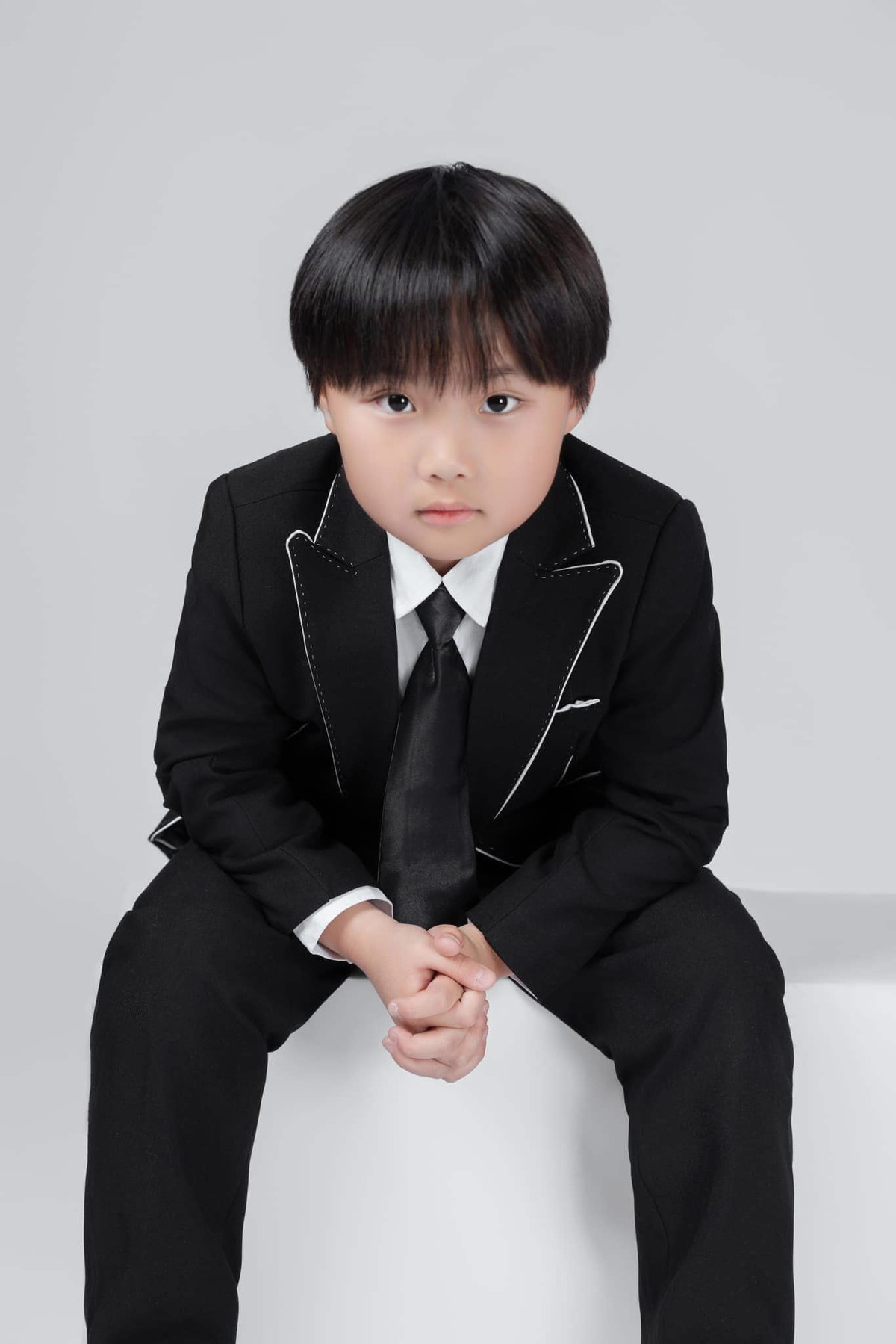 Mới ngày nào cậu bé còn phải ngồi bàn riêng dành cho trẻ nhỏ, giờ đây, Sa đã lớn phổng phao và đang học tiểu học.