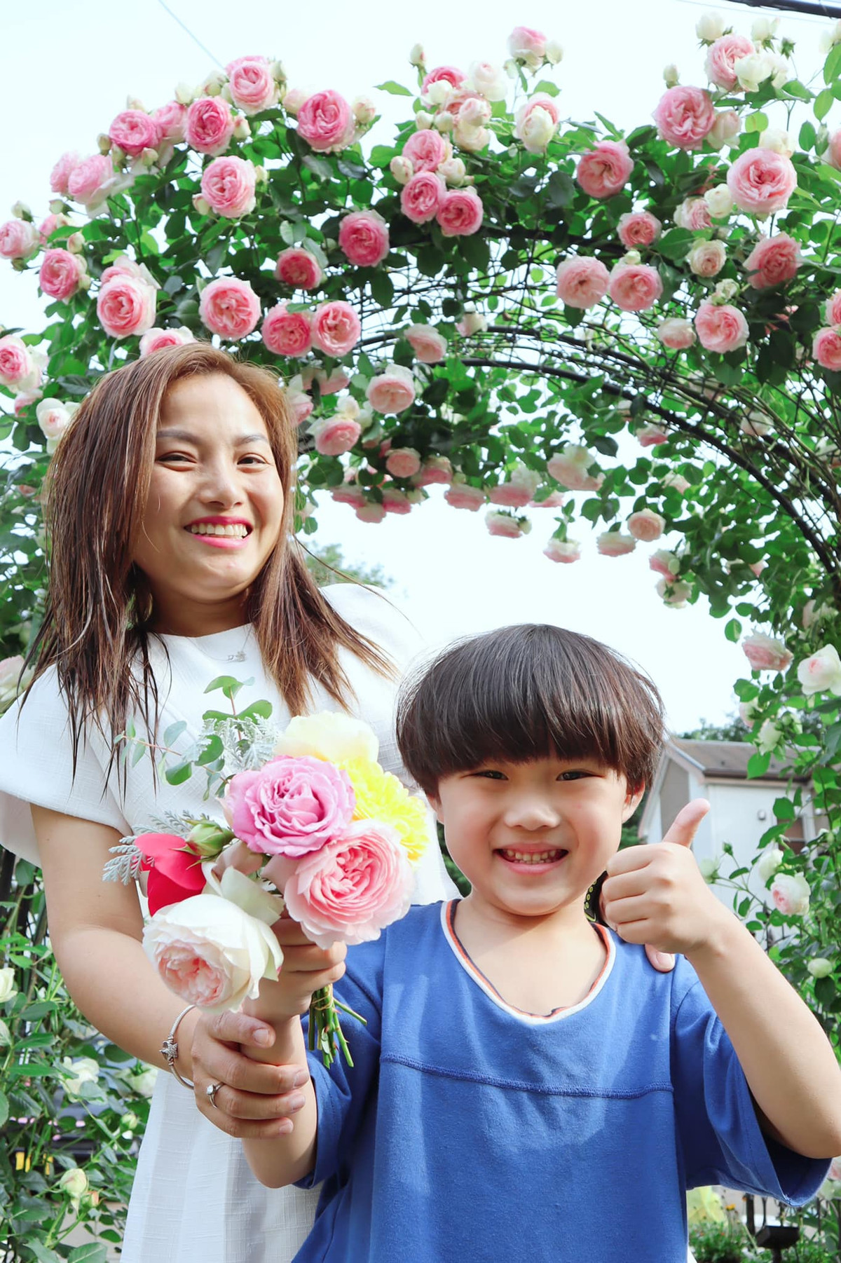 Tuy có nhiều thay đổi vì đã lớn nhưng cậu bé vẫn giữ được nhiều nét đáng yêu trên dương mặt.