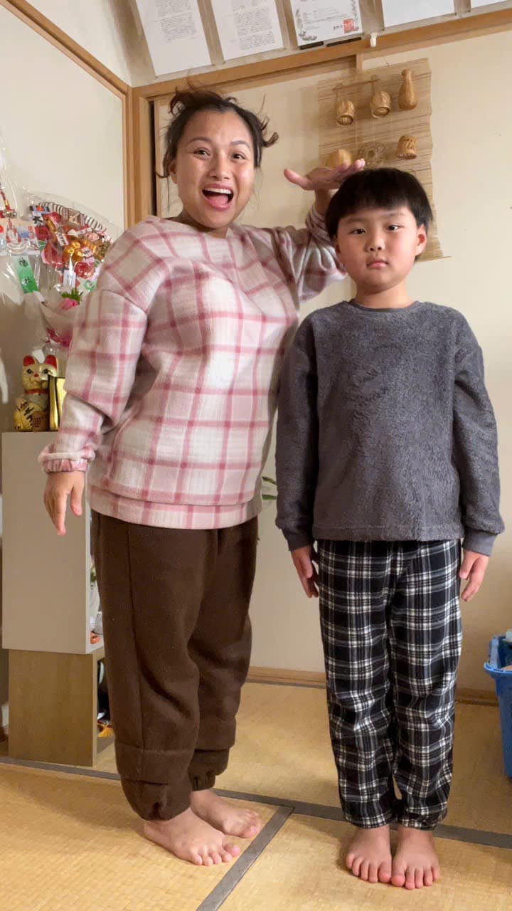 Cậu bé hiện cũng có chiều cao vượt trội. Đứng với mẹ, Sa đã cao đến tai. Vẻ ngoài của "thế lực nhí" một thời khiến cộng đồng mạng phải giật mình: “Không nhận ra bé Sa, giờ đã lớn như này rồi!”.