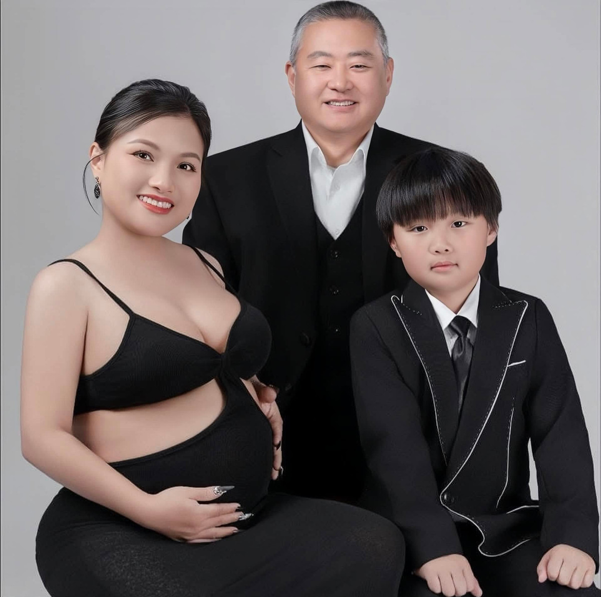 “Sa chào cô chú đi con” đang là câu nói gây bão được viral khắp mạng xã hội cách đây 5 năm. Bé Sa thường là nhân vật khách mời bất đắc dĩ trong Vlog của mẹ. Mẹ của bé Sa là Quỳnh Trần JP (sinh năm 1985) là vlogger nổi tiếng ở Nhật Bản và Việt Nam, cô thường đăng tải những video mukbang đơn giản nhưng vô cùng gần gũi, nhận được nhiều sự quan tâm của netizen.