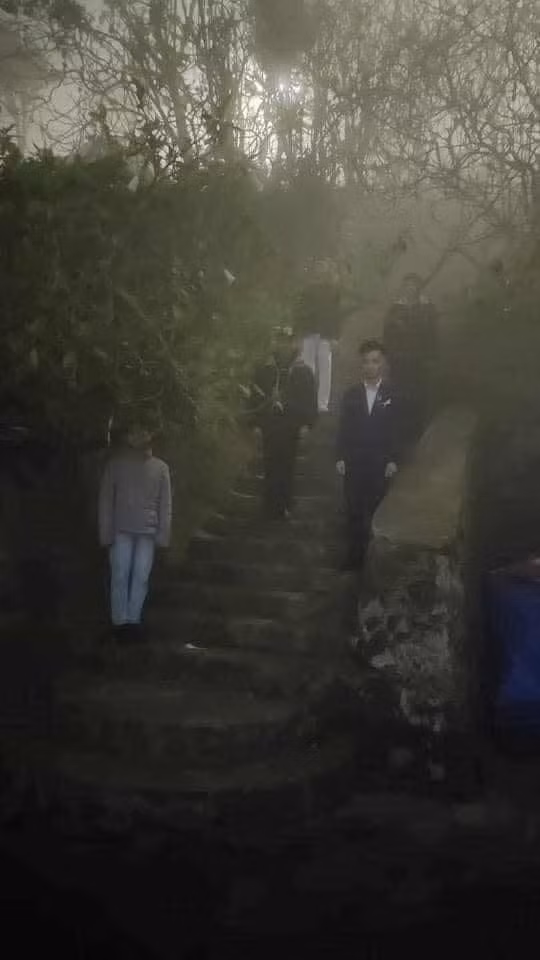 Một nhóm bạn khác cũng gặp tình trạng dở khóc dở cười khi check-in Tam Đảo với bộ ảnh mang phong cách ma mị.