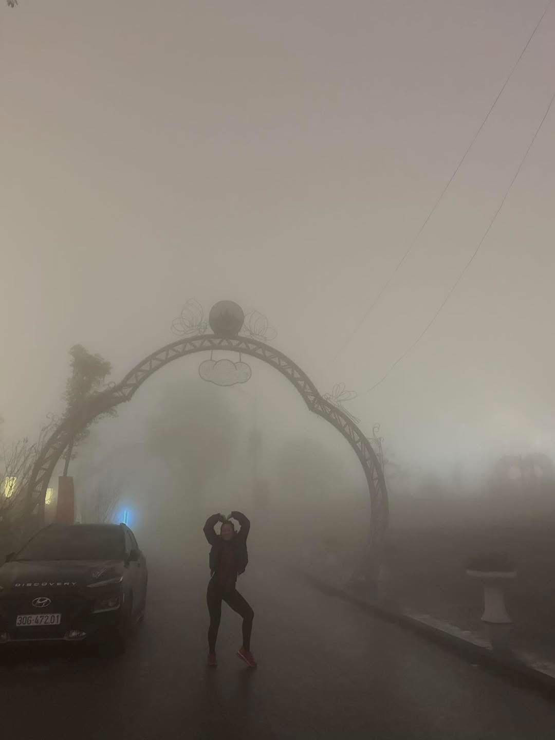 Nhiều người bày tỏ không biết nên cười hay nên chia buồn với chính chủ: "Cái kết cho việc đi du lịch không xem thời tiết", "đúng là chữa lành thành chữa rách luôn".