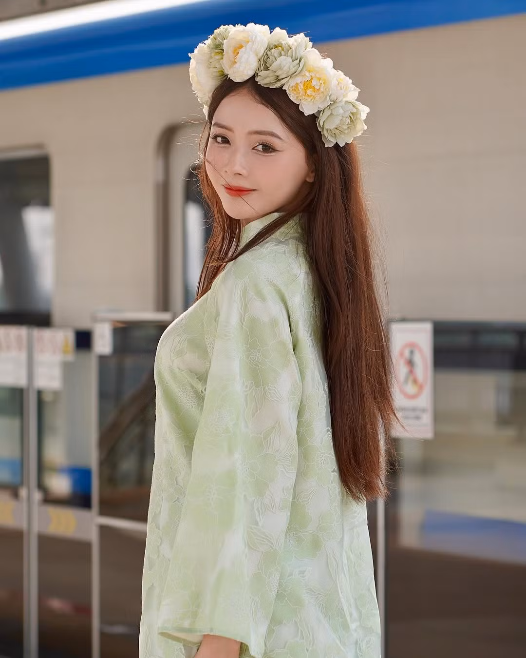 Cô nàng được mời làm mẫu ảnh, trở thành người có sức ảnh hưởng khá lớn trong cộng đồng trẻ.