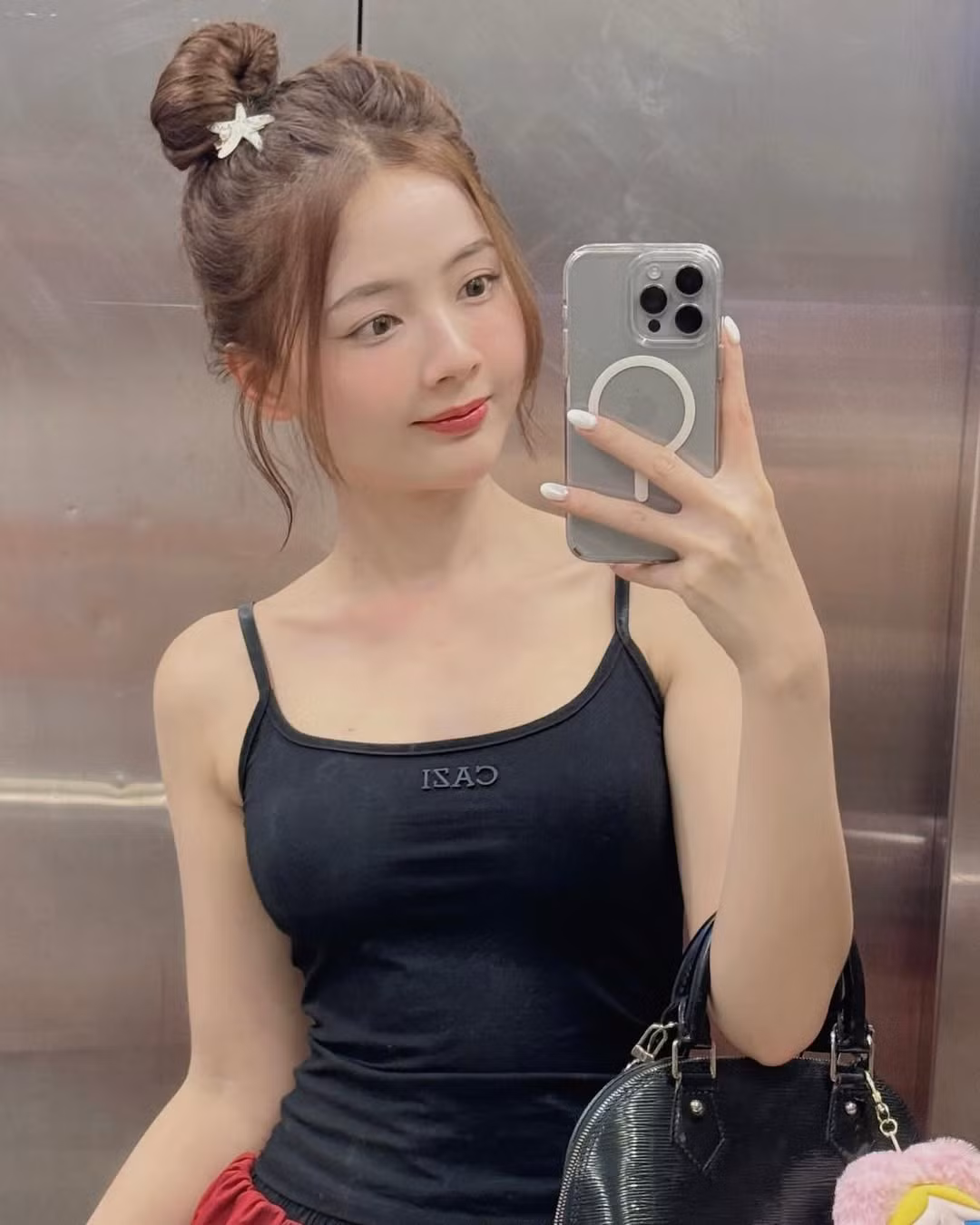 Phong cách của "hot girl ảnh thẻ" ngày nào cũng có phần thay đổi so với trước đây. Không còn theo đuổi hình tượng nữ tính, ngọt ngào, cô gái SN 1994 chuyển sang phong cách gợi cảm, quyến rũ.