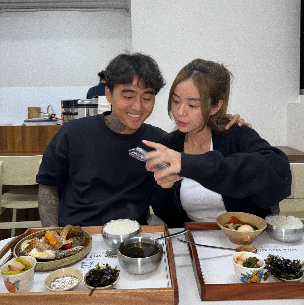 Trước khi đến với Đạt G, Cindy Lư từng được biết tới với chuyện tình cảm với ca sĩ Hoài Lâm. Cô cùng chồng cũ quyết định ly hôn vào năm 2020, cả hai có 2 cô công chúa nhỏ.