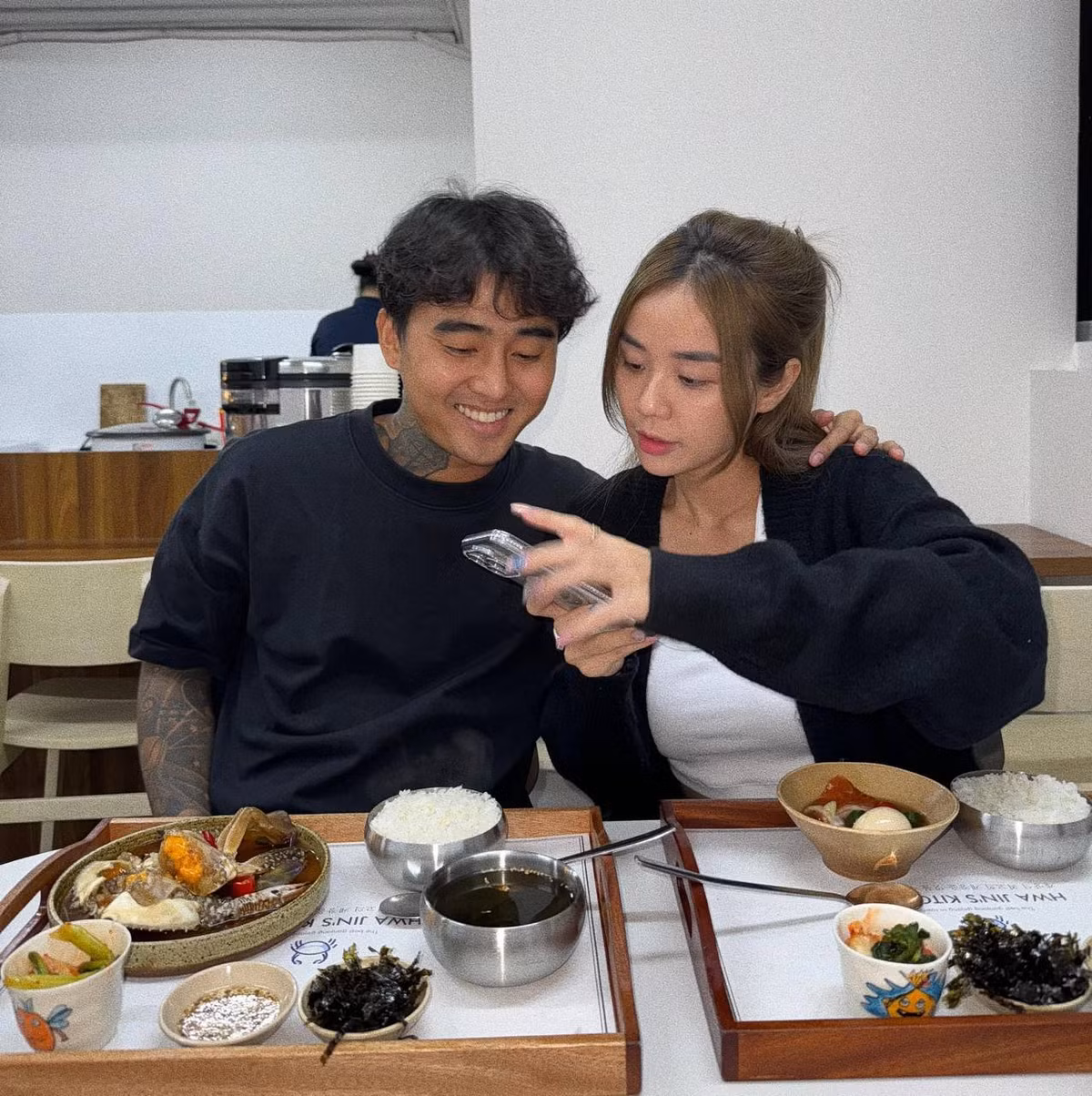 Trước khi đến với Đạt G, Cindy Lư từng được biết tới với chuyện tình cảm với ca sĩ Hoài Lâm. Cô cùng chồng cũ quyết định ly hôn vào năm 2020, cả hai có 2 cô công chúa nhỏ.