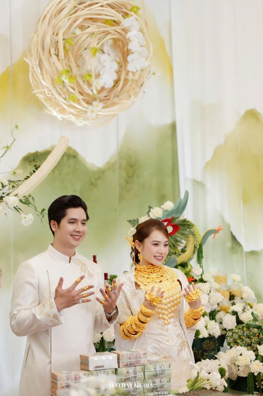 Từ những hình ảnh được đăng tải có thể thấy, cô dâu đeo "ngập vàng", kín cổ, tai và tay khiến ai xem cũng trầm trồ, ngưỡng mộ.