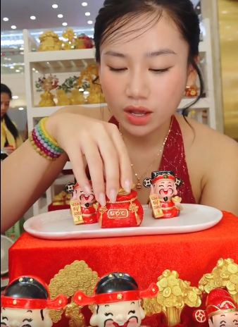 Những ngày thường, Minh Thư thường xuyên trực tiếp lên sóng livestream trên fanpage chính thức của tiệm vàng nhà mình.