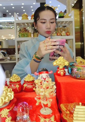 Sự chăm chỉ, nỗ lực của cô nàng được nhiều người khen ngợi, đánh giá cao. Dù sinh ra trong hoàn cảnh có thể gọi là sung túc, thế nhưng Minh Thư không chỉ hưởng thụ mà vẫn chăm chỉ để kế nghiệp gia đình.