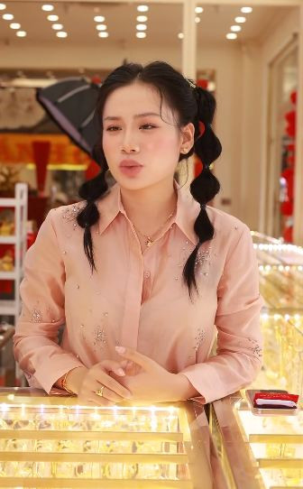 Minh Thư thường xuyên thay đổi hình tượng khi lên sóng livestream, khi thì nữ tính nhẹ nhàng, khi thì sang chảnh, quý phái.