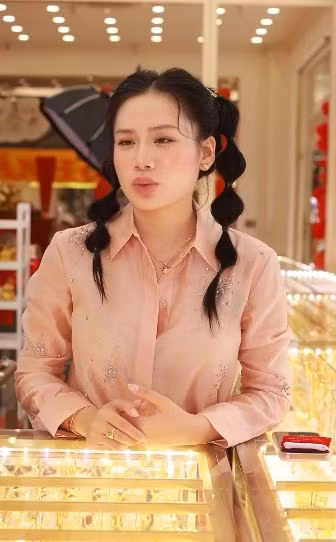 Minh Thư thường xuyên thay đổi hình tượng khi lên sóng livestream, khi thì nữ tính nhẹ nhàng, khi thì sang chảnh, quý phái.