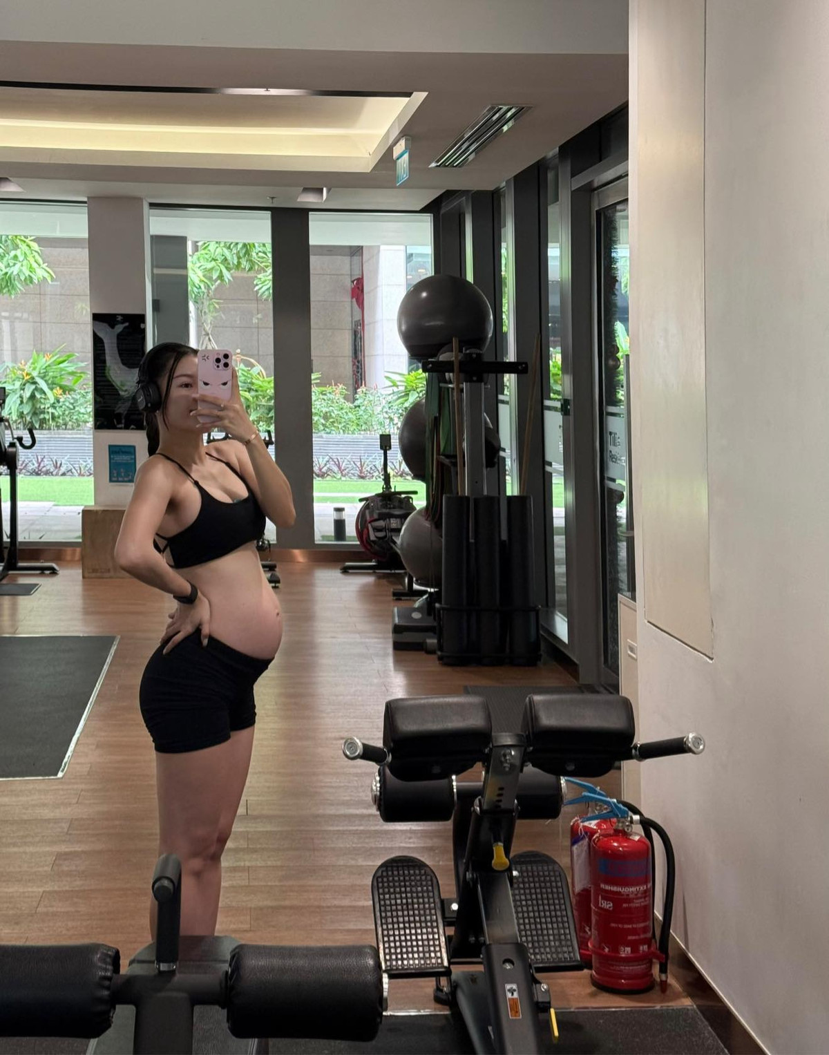 Bùi Thị Yến Xuân là HLV cá nhân tập gym nổi tiếng trên mạng xã hội, được biết đến như một trong những nàng WAGs có vóc dáng khỏe khoắn, đẹp nhất.