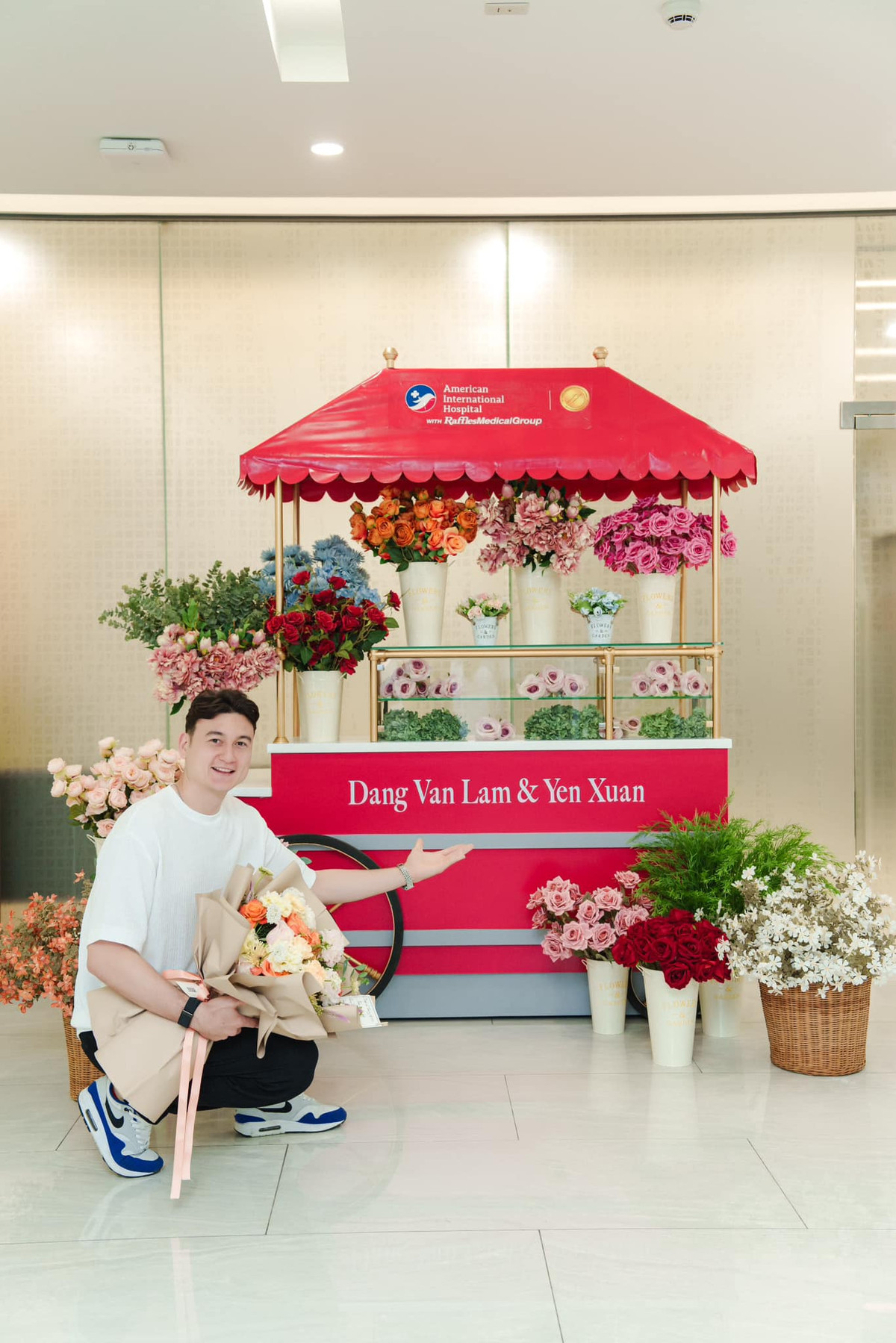 Ngay sau trận đấu, thủ thành sinh năm 1993 đã tức tốc di chuyển về TP.HCM để chăm sóc bà xã Yến Xuân. Đến ngày 17/2, Văn Lâm đã chính thức lên chức bố trong niềm vui vô hạn của gia đình 2 bên.