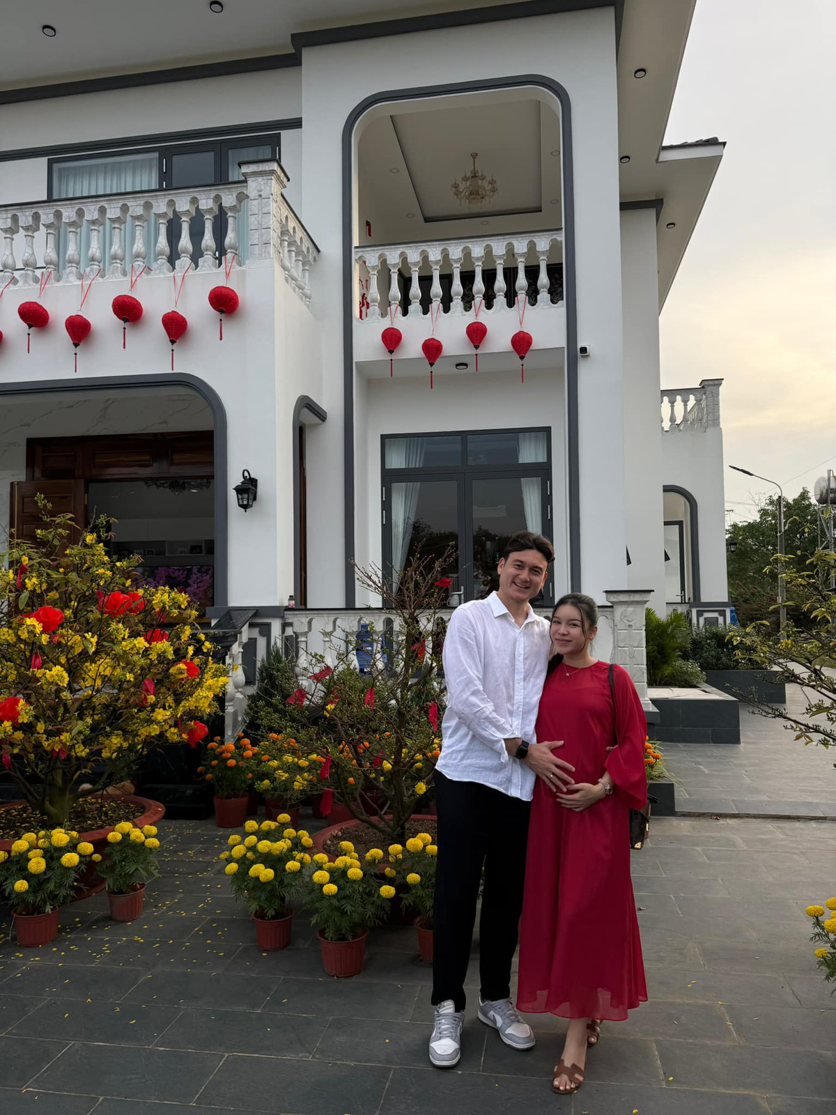 Cô nàng thường xuyên chia sẻ trên trang cá nhân về hành trình làm mẹ lần đầu của mình.