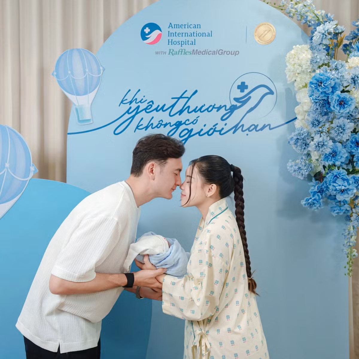 Thông tin vui này đã thu hút được sự quan tâm lớn từ cồng đồng mạng. Người hâm mộ bày tỏ niềm vui và gửi lời chúc phúc đến gia đình nhỏ của thủ môn 31 tuổi.