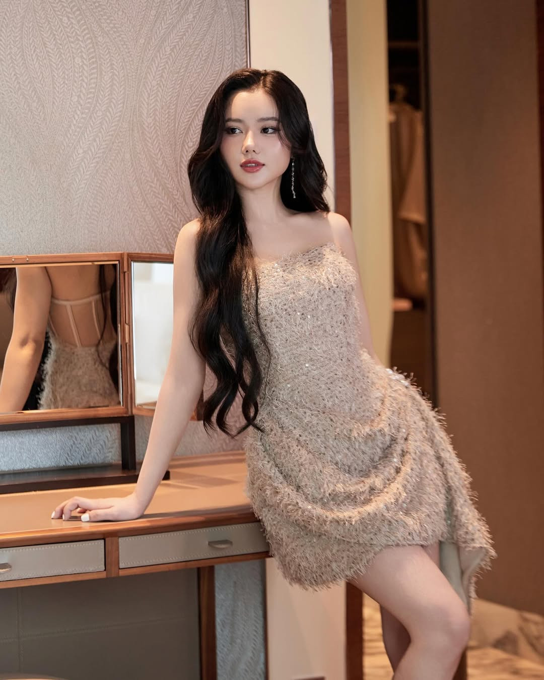 Cô nàng luôn biết cách thu hút mọi người thông qua vẻ đẹp nóng bỏng và quyến rũ.