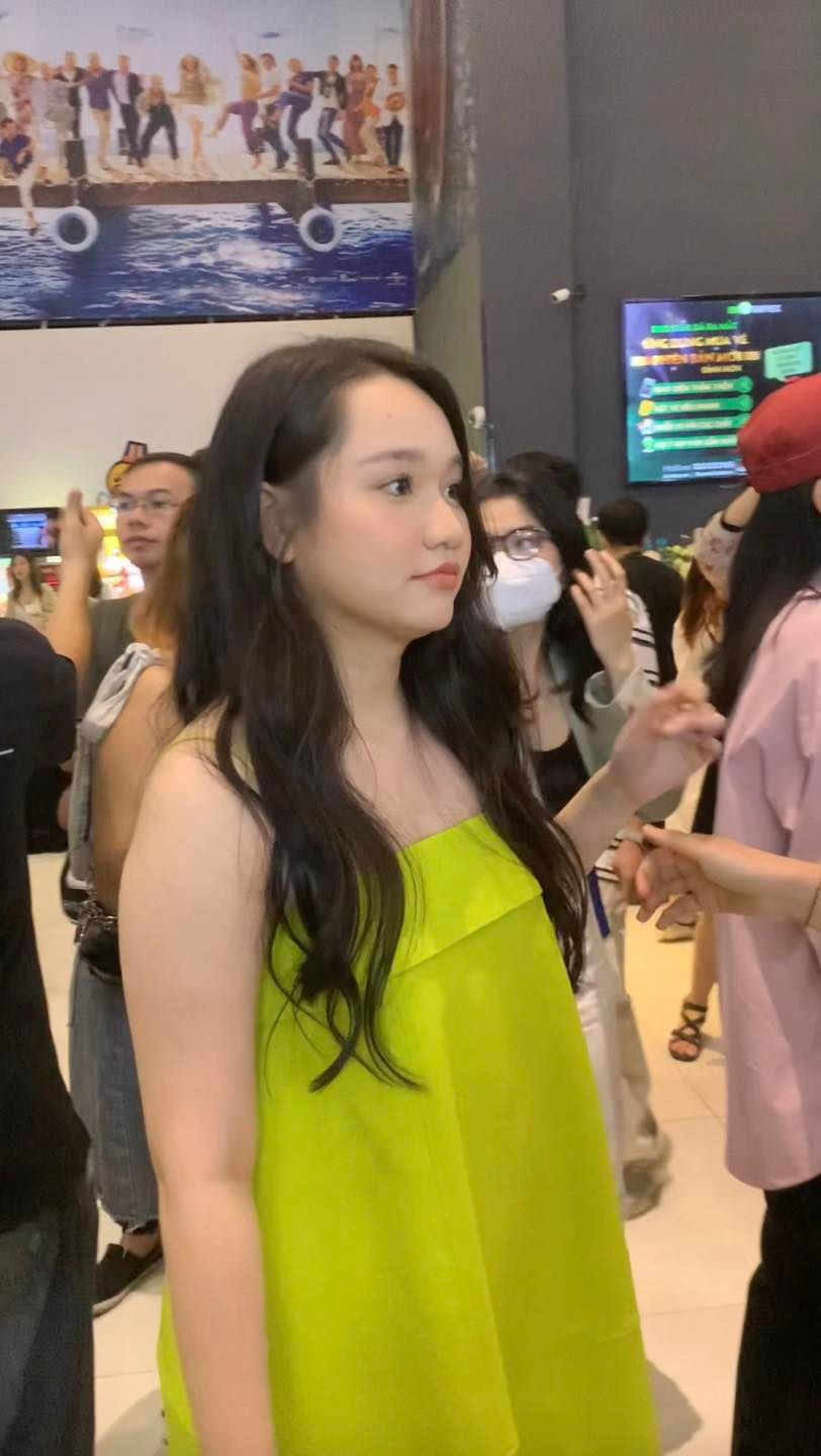 Được biết sự thay đổi ngoại hình này của nữ diễn viên đến từ việc cô nàng dang bị bệnh gai cột sống, thoái hóa khớp. Quá trình điều trị yêu cầu ít vận động nên cô bị tăng cân mất kiểm soát.