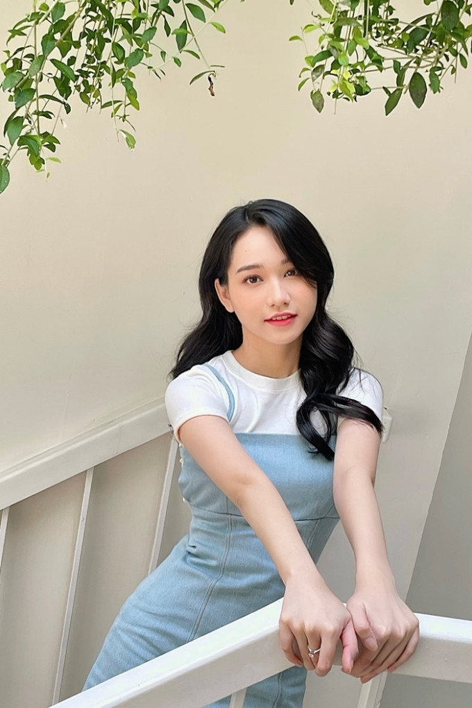 Diễn viên thích thay đổi kiểu tóc khi xuất hiện, từ mốt rẽ ngôi, uốn xoăn đến thả lọn... Những gam pastel nhẹ nhàng, trung tính cũng là ưu tiên của cô mỗi dịp gặp gỡ bạn bè, dạo phố cuối tuần.