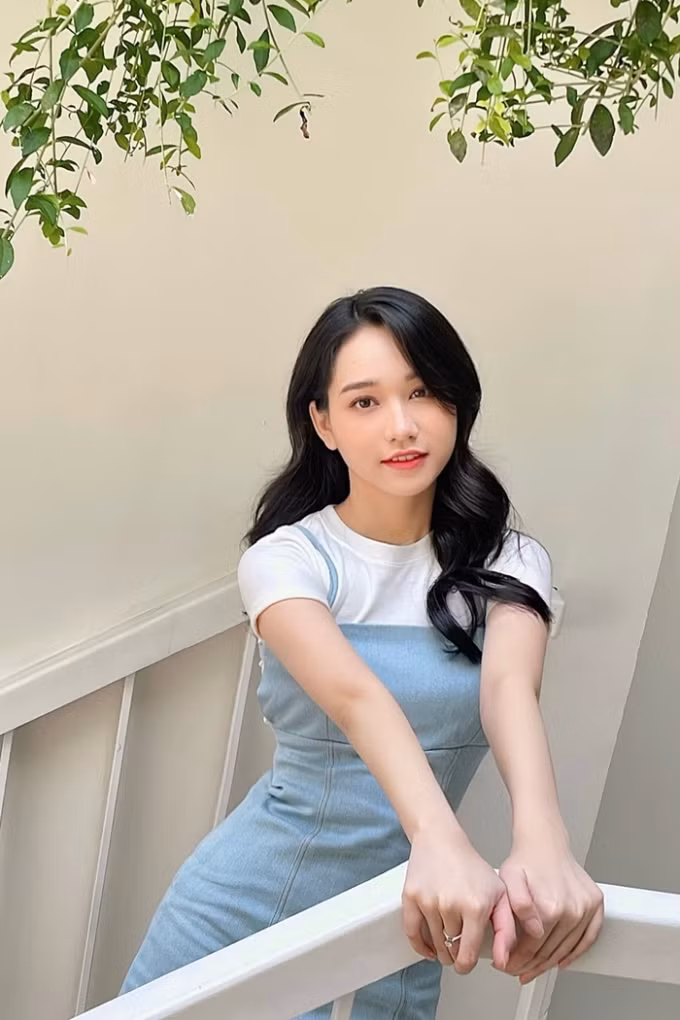 Diễn viên thích thay đổi kiểu tóc khi xuất hiện, từ mốt rẽ ngôi, uốn xoăn đến thả lọn... Những gam pastel nhẹ nhàng, trung tính cũng là ưu tiên của cô mỗi dịp gặp gỡ bạn bè, dạo phố cuối tuần.