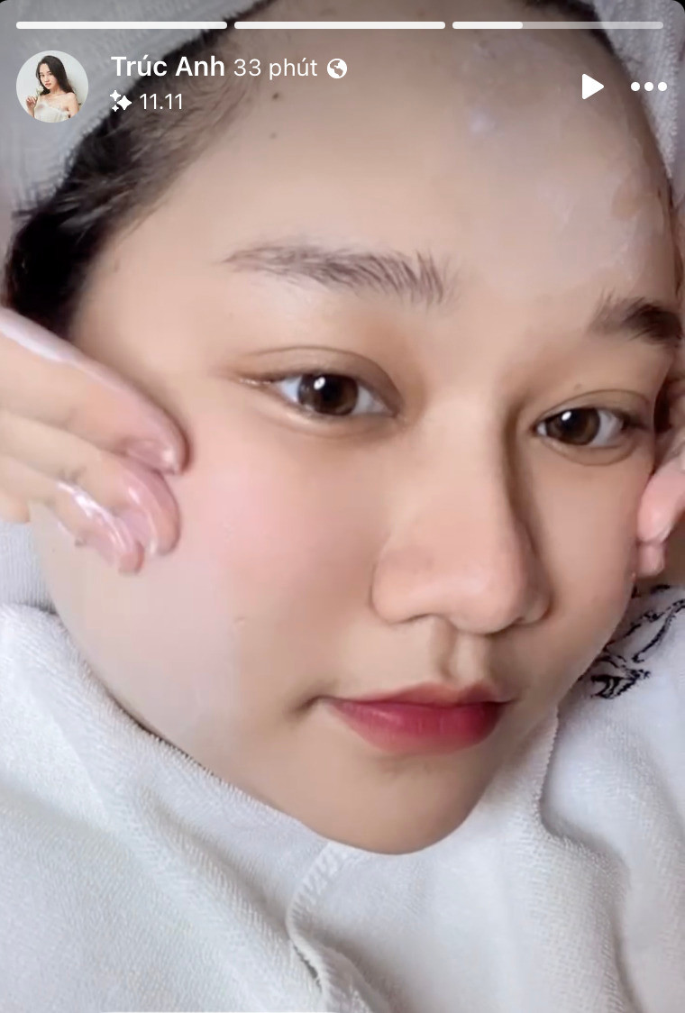 Thành công của phim điện ảnh Mắt Biếc đã đưa tên tuổi của diễn viên sinh năm 1998 - Trúc Anh trong vai nữ chính Hà Lan được nhiều người biết đến hơn.