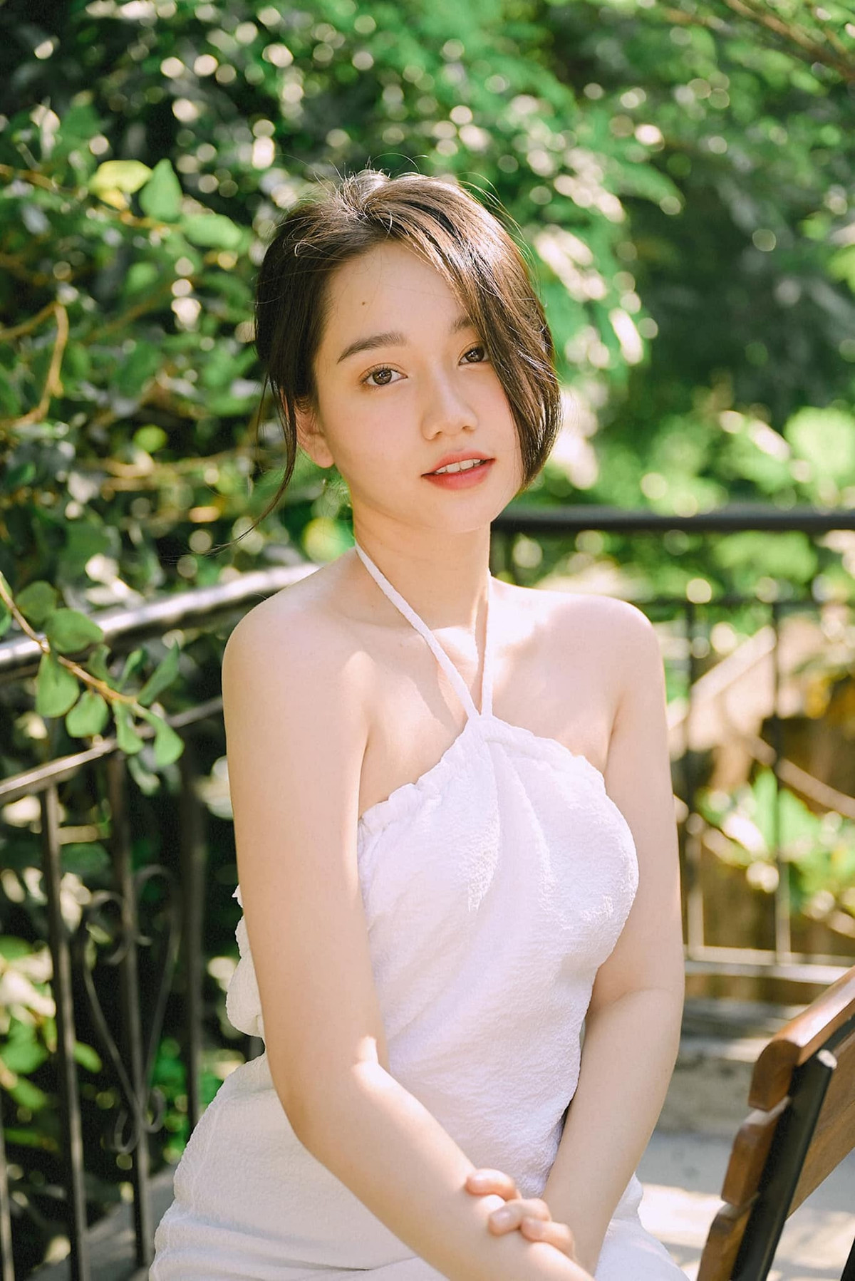 Trong những khoảnh khắc đời thường, cô nàng vẫn đốn tim người hâm mộ với nét trong trẻo, ngây thơ.