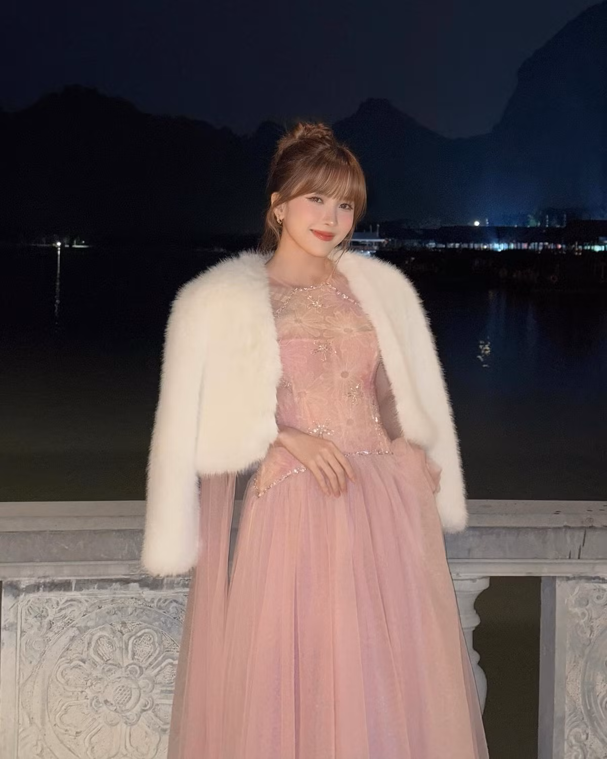 Ở phần bình luận, fan của cô nàng không ngừng xuýt xoa bởi vẻ ngoài xinh đẹp của nữ ca sĩ: "Nàng công chúa lọ lem xinh đẹp hát hay và đầy sự mạnh mẽ ơi hãy "kiên nhẫn" chờ đợi một chàng hoàng tử tử tế và chân tình, thủy chung và thành thật sẽ đến trao tăng cho Trâm một trái tim nồng ấm và tình yêu chân thành nhé. Cứ bằng lòng với những gì mình có đó cũng là một hạnh phúc. Chúc em năm nay mọi điều tốt đẹp và may mắn, bình yên sẽ đến với cô gái này trong mọi khoảnh khắc. Mãi iu mến Trâm", Quá xinh đẹp r c ơi, đẹp quá xá luôn. Như công chúa luôn".