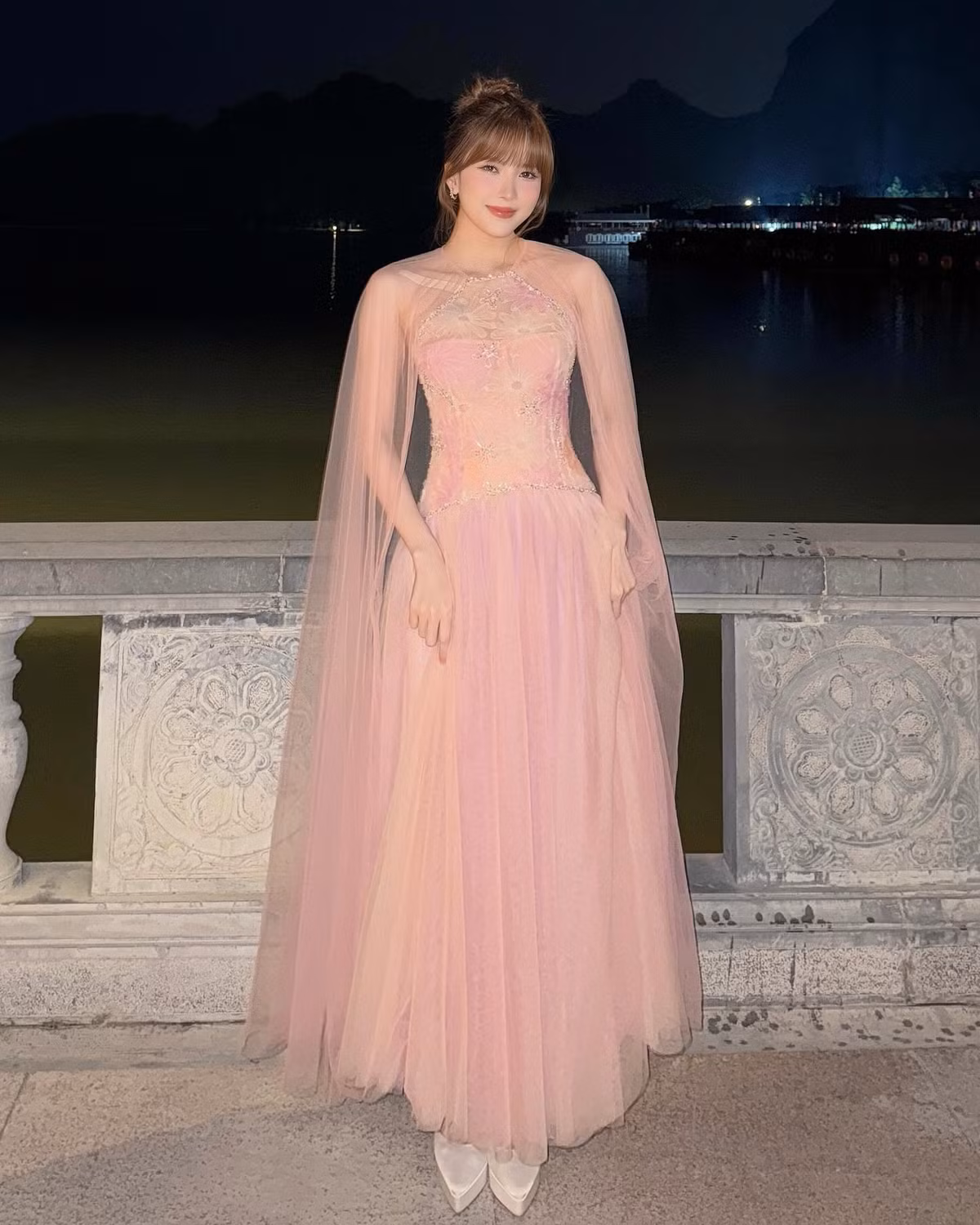 Đáp lại những tin đồn về tình cũ, Thiều Bảo Trâm vẫn giữ im lặng. Mới đây cô nàng đăng tải loạt ảnh lên đồ đi diễn trên trang cá nhân mà không hề nhắc tới chuyện tình cảm.