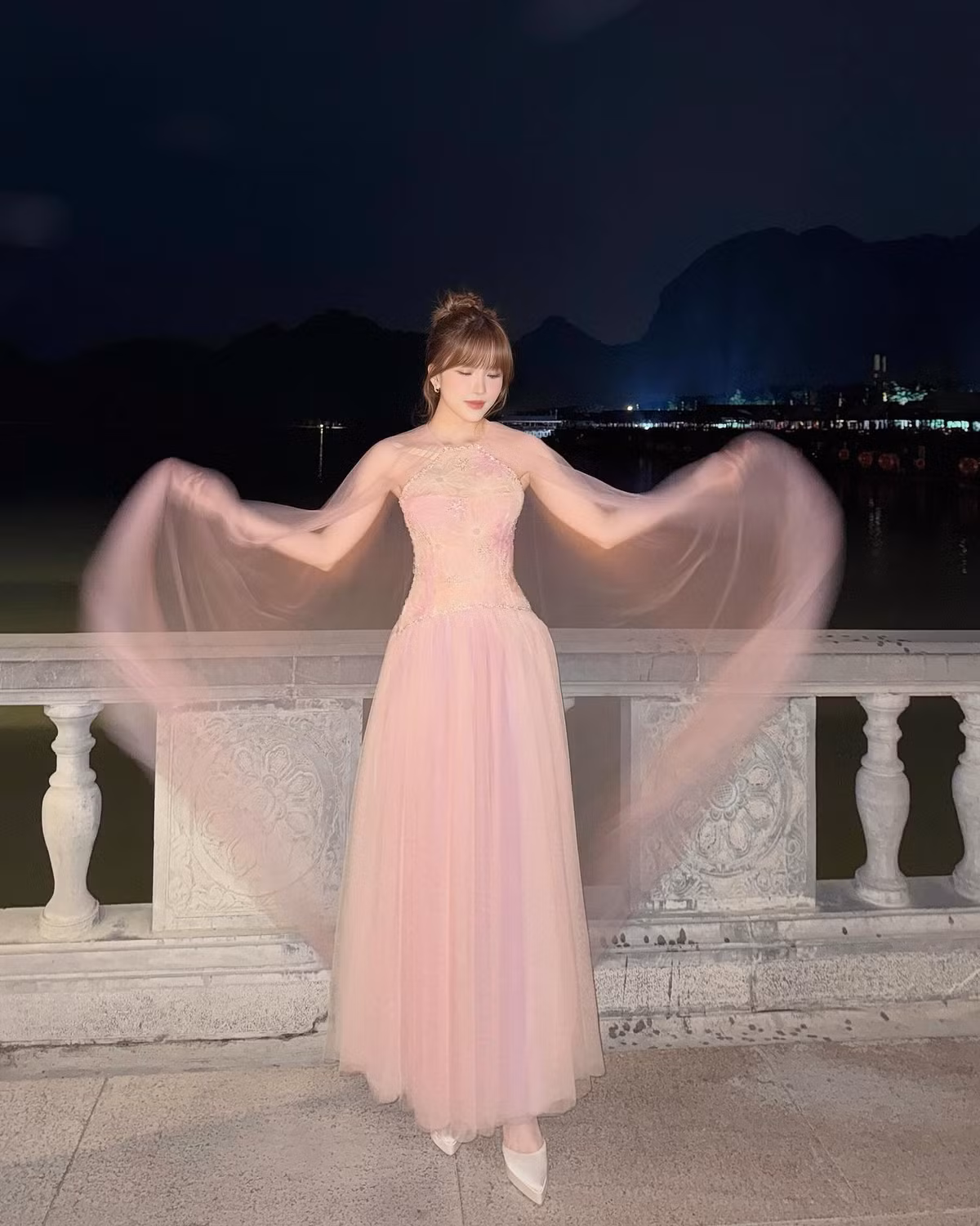 Mới đây, thông tin Matthis Metharam - tình cũ Thiều Bào Trâm vướng tin đồn có mối quan hệ tình cảm với Lê Hoàng Phương khiến netizen dậy sóng. Tên tuổi Thiều Bảo Trâm cũng thường được nhắc đến khi tin đồn nổ ra. Mọi động thái của cô nàng đều được nhiều người quan tâm và dõi theo.